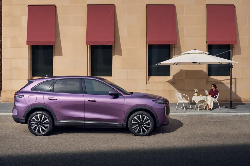 SUV violet devant un café avec ambiance urbaine, toiles de parasol et fenêtres rouges.