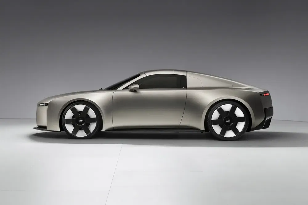 Futuristische Audi coupé concept met strak ontwerp en opvallende zwarte wielen.