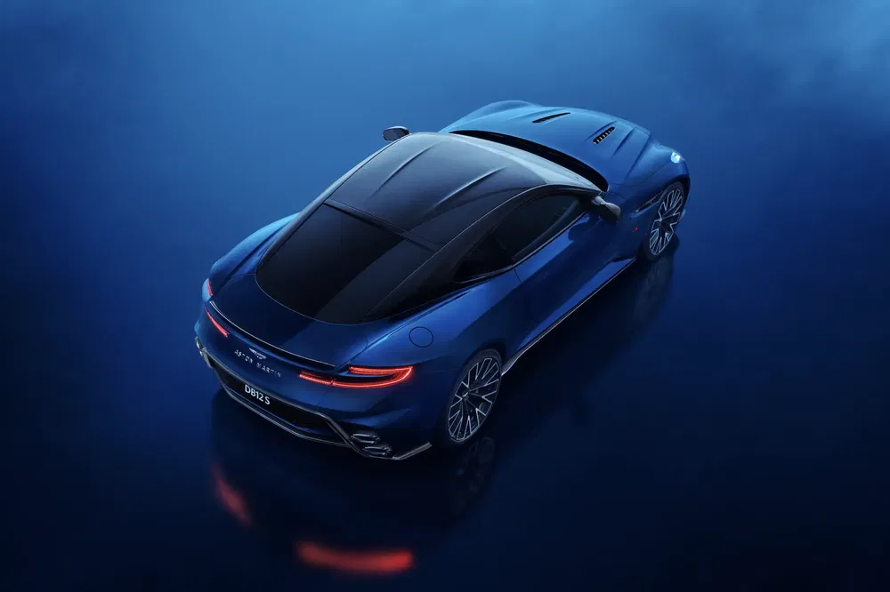 Aston Martin DB12S bleue vue aérienne, design élégant et profil aérodynamique.