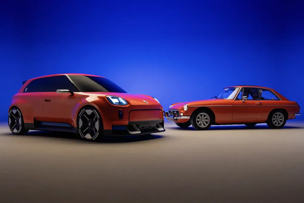 {"fr":"Deux voitures rouges, une moderne et une classique, sous un éclairage bleu dramatique.","nl":"Twee rode auto's, een moderne en een klassieke, onder dramatisch blauwe verlichting."}
