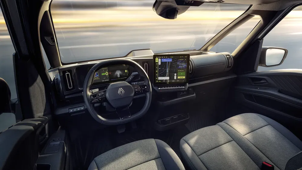 Intérieur moderne du pick-up Fisker Alaska avec tableau de bord numérique et système de navigation.