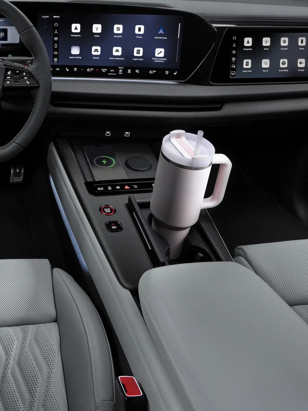 Intérieur de voiture moderne avec tableau de bord numérique et porte-gobelet central.