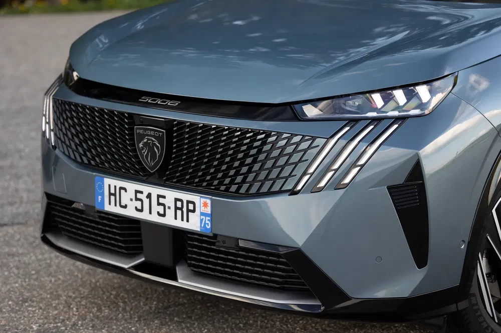 Calandre avant du Peugeot 3008 en gros plan, design moderne et plaque d'immatriculation française.