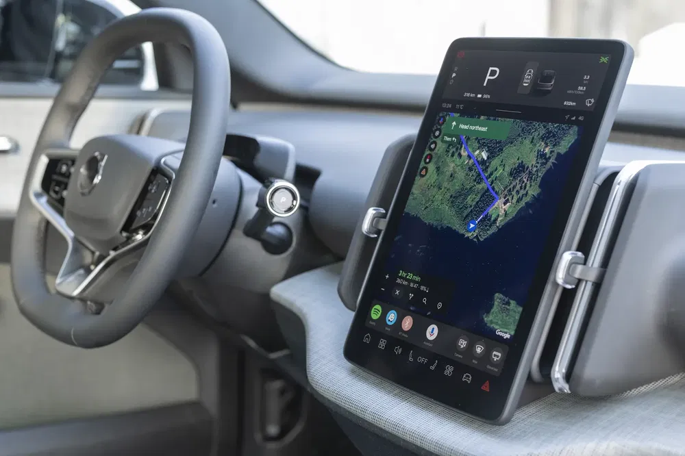 Intérieur Volvo avec écran tactile affichant la navigation GPS moderne et le volant élégant.
