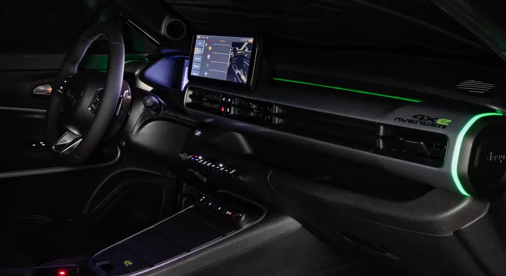 Intérieur de la Jeep Avenger 4x4, éclairage vert et écran central moderne.