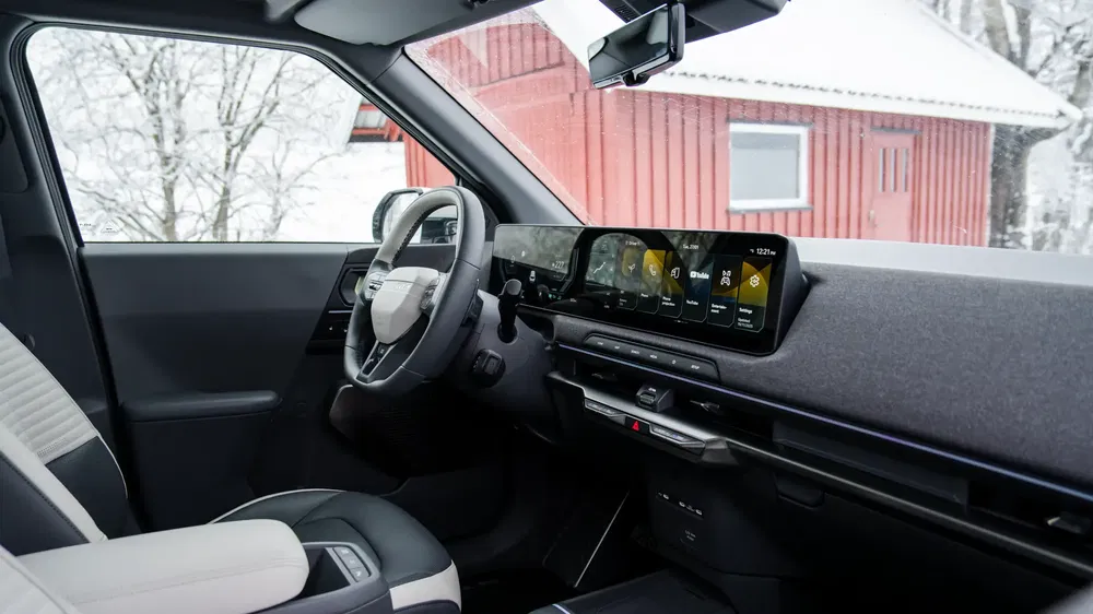 Intérieur de la Hyundai Ioniq 5 avec tableau de bord numérique, hiver à l'extérieur.