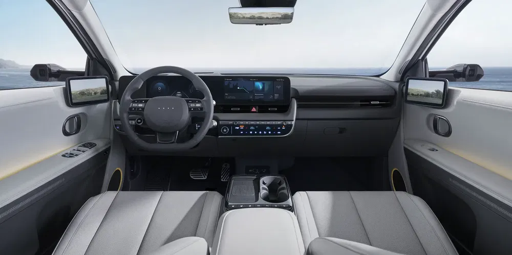 Intérieur high-tech de la Hyundai Ioniq 5 avec écrans numériques modernes et design minimaliste.