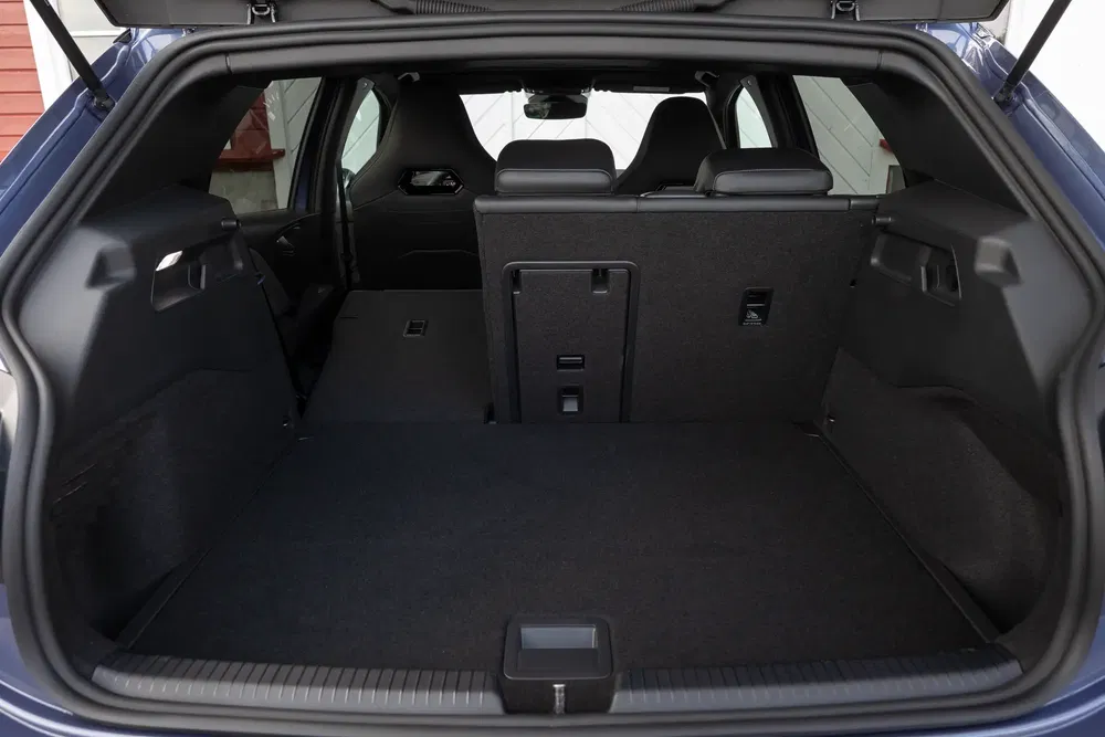 Ruime autokofferbak, achterstoelen neergeklapt voor maximale opslag.