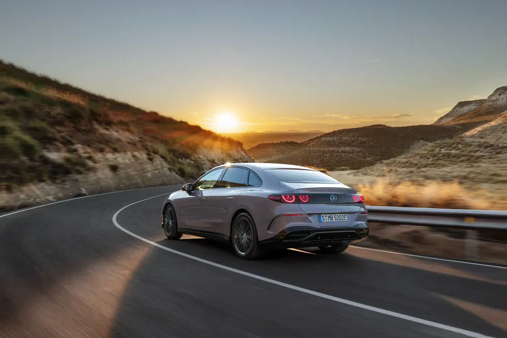 {"fr":"Mercedes EQS roule sur route sinueuse au coucher de soleil, design élégant et moderne.","nl":"Mercedes EQS rijdt op bochtige weg bij zonsondergang, elegant en modern ontwerp."}