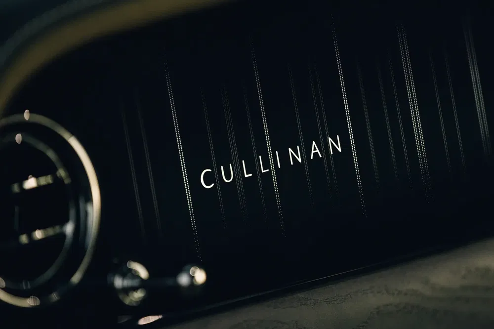 Tableau de bord Rolls-Royce Cullinan avec logo élégant et finition luxueuse.