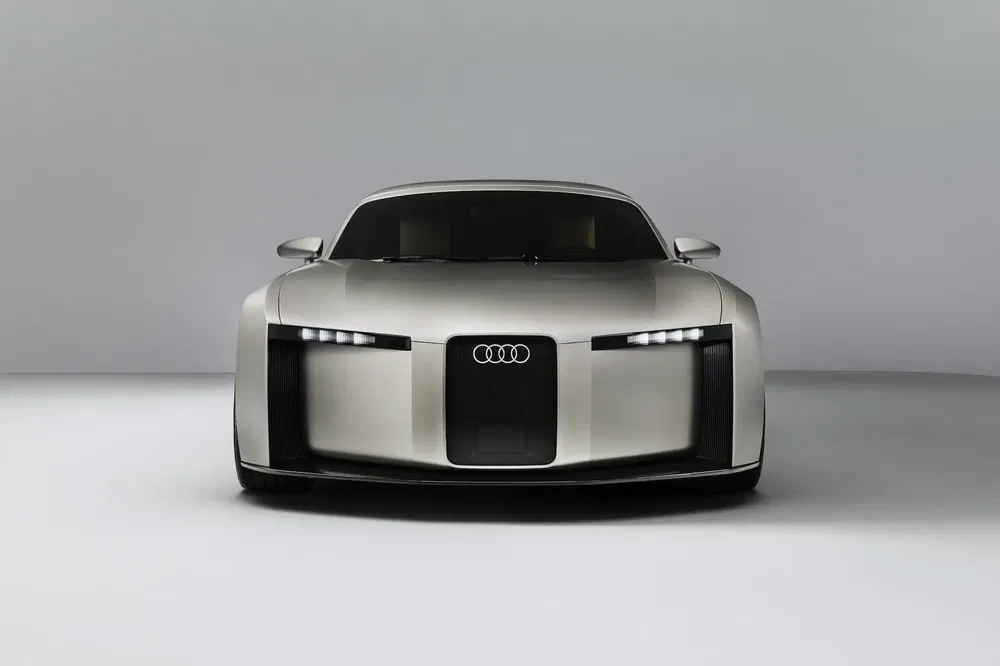 Vooraanzicht van Audi conceptauto, modern ontwerp en futuristische koplampen.