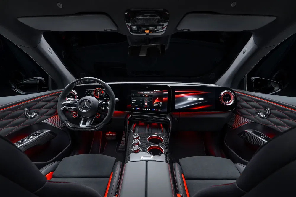 Luxe interieur van Mercedes-AMG met rode LED-verlichting en modern digitaal dashboard.