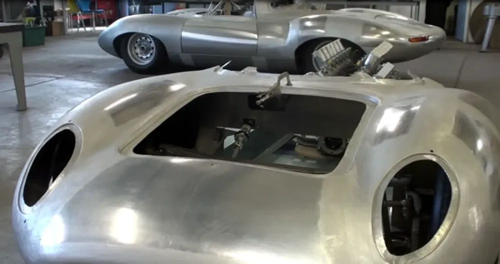 Carrosserie en aluminium d'une Jaguar Type E dans un atelier de restauration de voitures classiques.