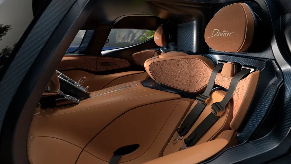 Luxe interieur van Datsiur auto met bruine leren stoelen en stijlvolle koolstofafwerkingen.