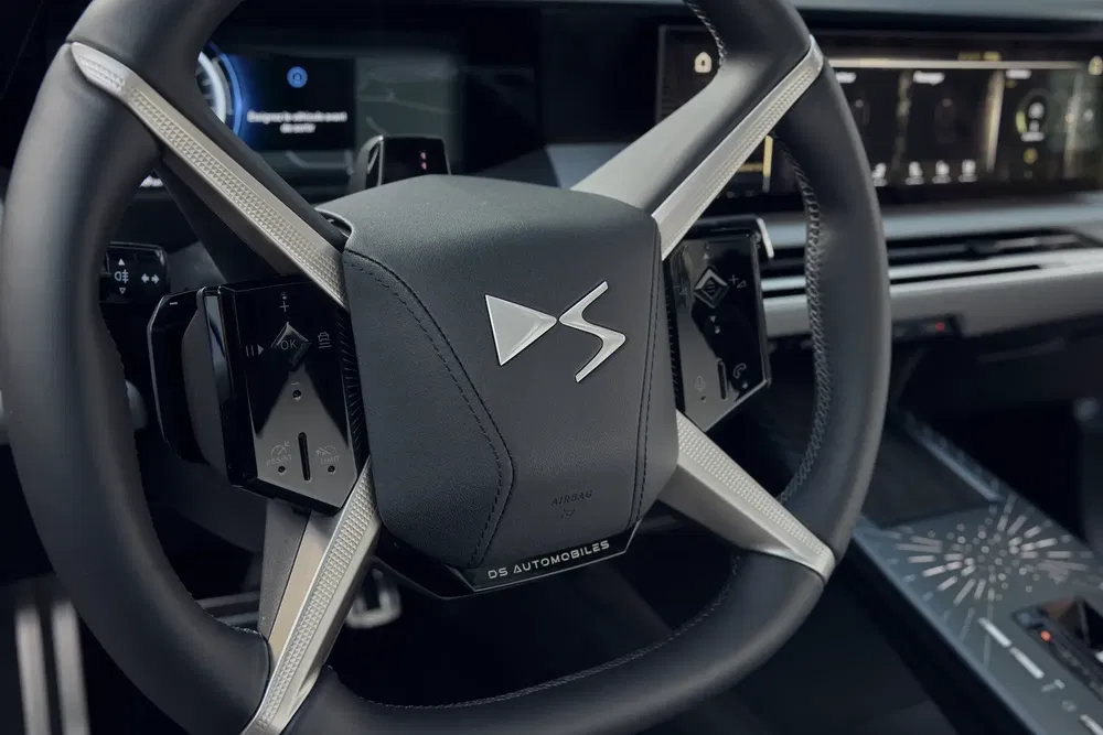 Stijlvol stuurwiel van DS Automobiles met geïntegreerde bedieningselementen en digitaal scherm.