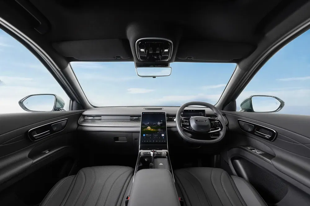 Intérieur moderne du Kia EV5 avec écran tactile central et design épuré.