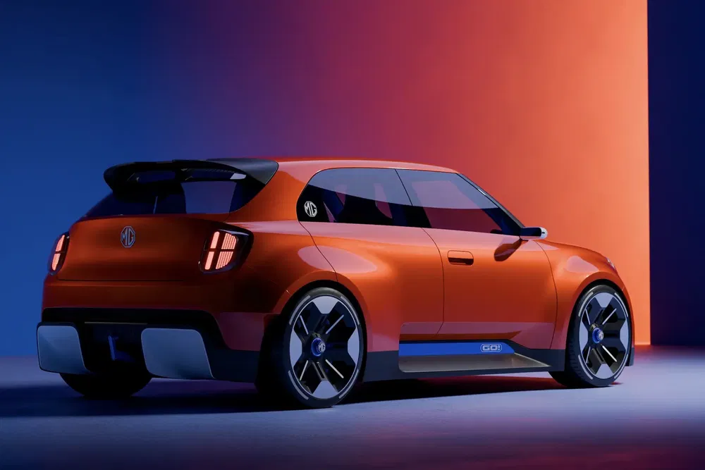 Concept car électrique MG rouge sur fond dégradé orange et bleu.
