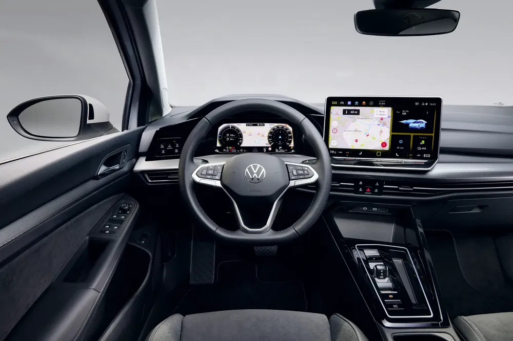 Hoogtechnologisch interieur van de Volkswagen Golf met touchscreen en digitaal dashboard.