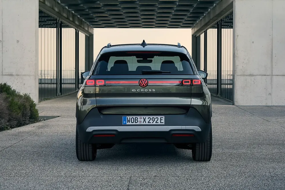 Vue arrière du Volkswagen ID. Cross électrique stationné sous un auvent moderne.