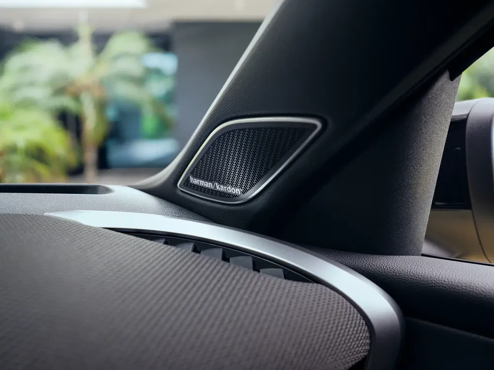 Harman Kardon luidspreker geïntegreerd in moderne auto, stijlvol dashboardontwerp.