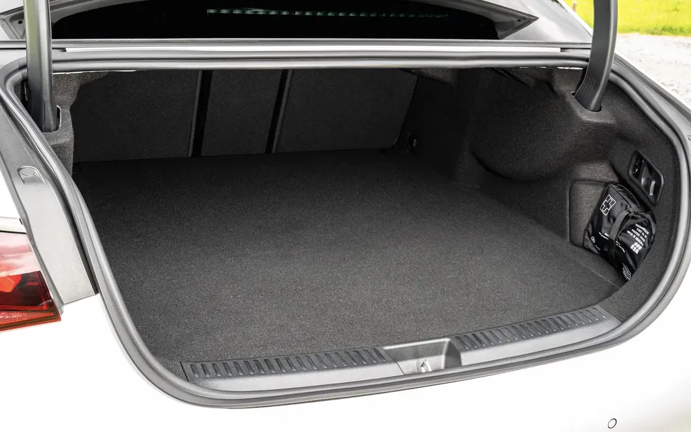 Coffre spacieux d'une voiture moderne, intérieur bien aménagé pour maximiser le stockage.