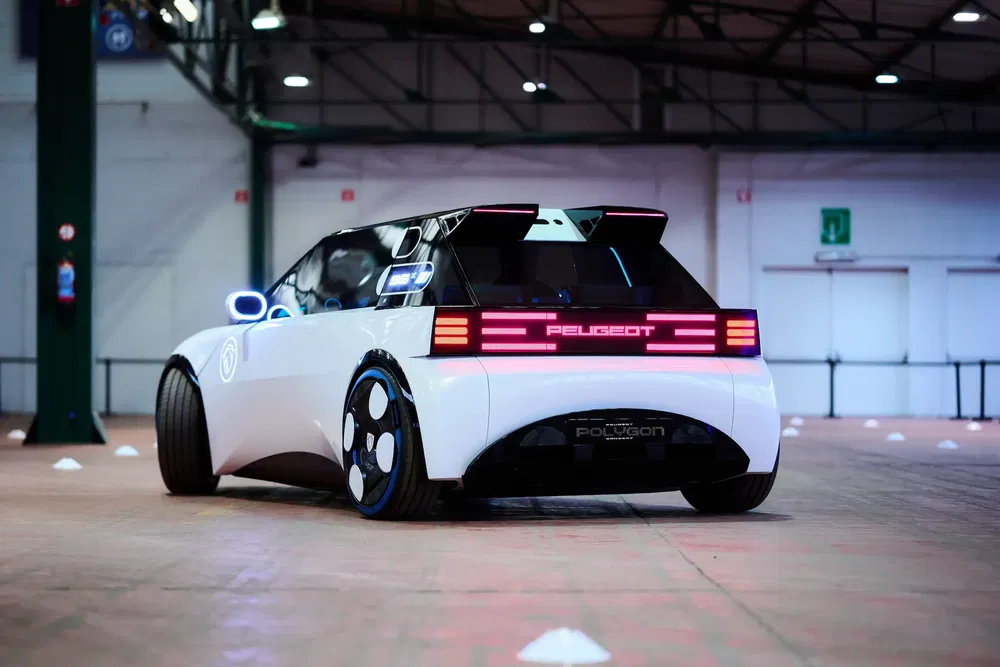 Concept car Peugeot au design futuriste stationné dans un entrepôt spacieux.
