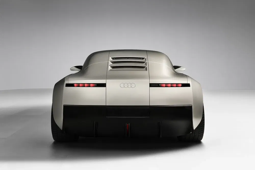 Audi conceptauto met futuristisch ontwerp, achteraanzicht, kenmerkende LED-achterlichten.