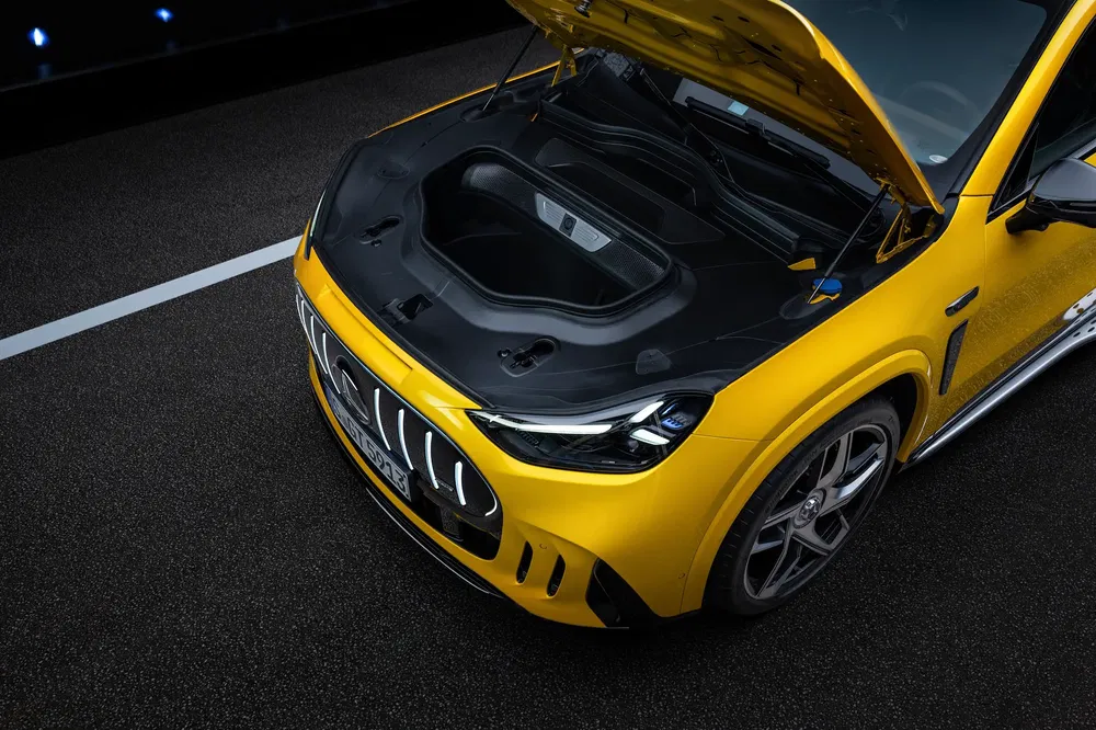 Open motorkap van een gele Mercedes-AMG GT S E Performance op de weg.