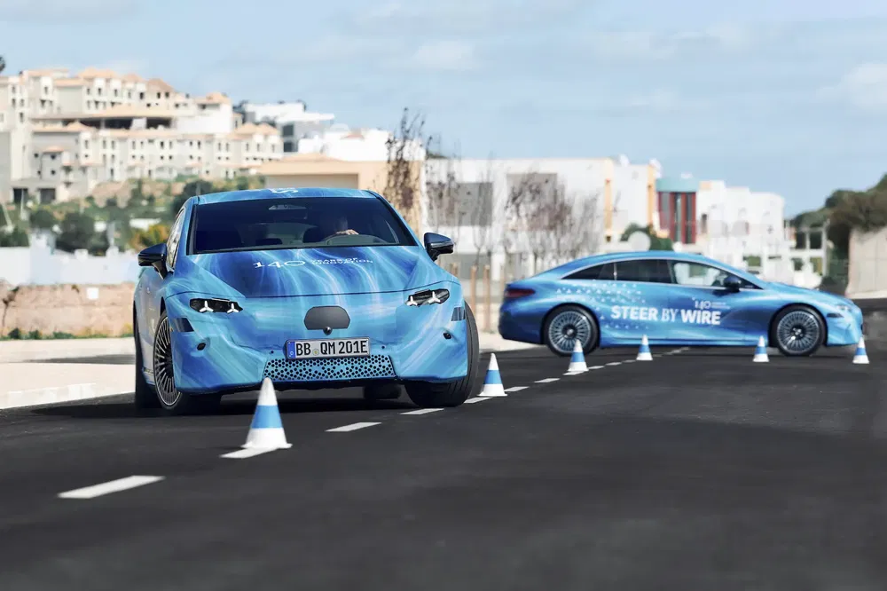 Twee zelfrijdende Mercedes-Benz-auto's testen 'Steer by Wire'-technologie op een afgebakende baan.