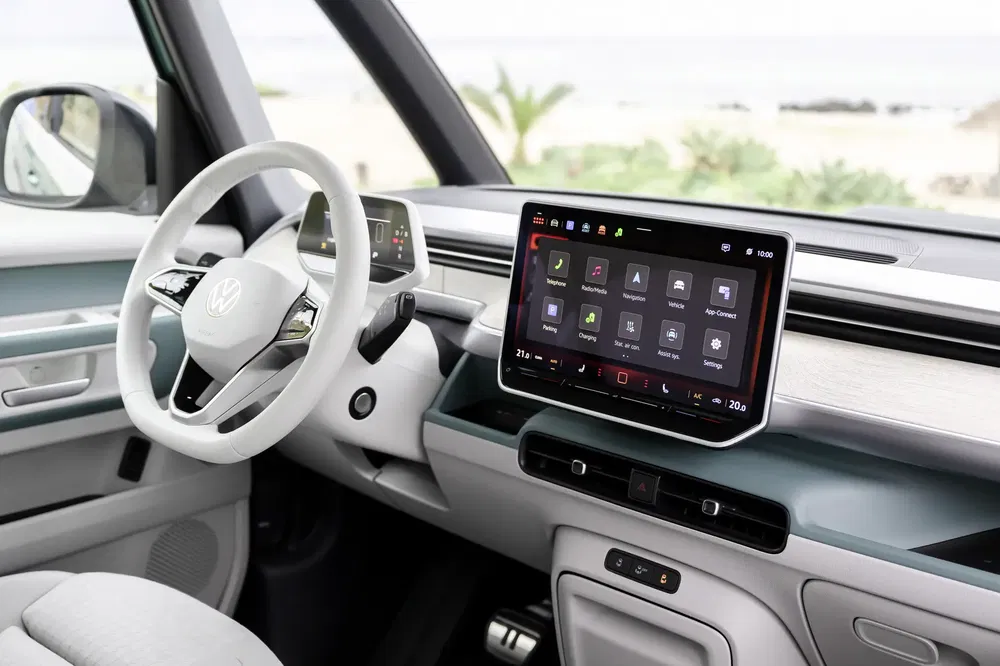 Interieur Volkswagen met modern digitaal dashboard, stuurwiel en centraal touchscreen.