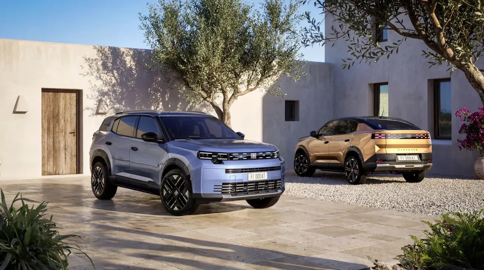 Deux SUV Fiat modernes garés dans une cour méditerranéenne ensoleillée.