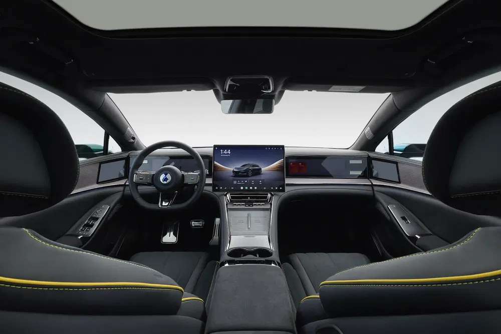 {"fr":"Vue intérieure d'une voiture électrique innovante avec écrans numériques panoramiques et design futuriste.","nl":"Interieur van een innovatieve elektrische auto met panoramische digitale schermen en futuristisch design."}