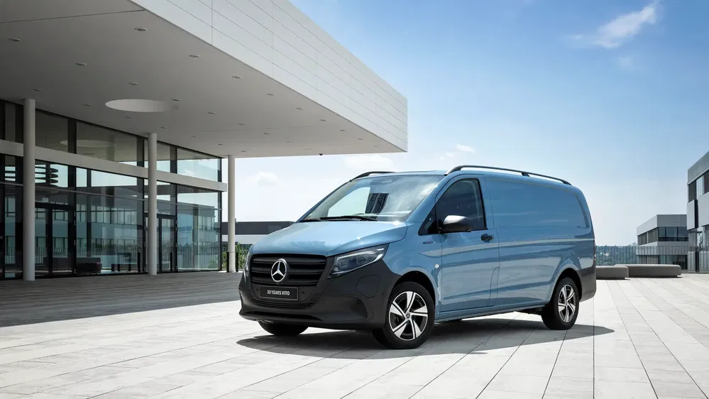 {"fr":"Mercedes-Benz eVito bleu garé devant un bâtiment moderne sous un ciel dégagé.","nl":"Blauwe Mercedes-Benz eVito geparkeerd voor een modern gebouw onder een heldere hemel."}