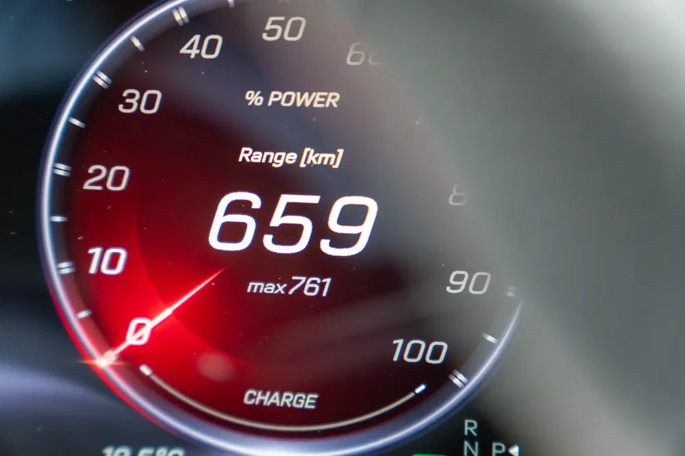 Jauge numérique affichant l'autonomie de 659 km d'une voiture électrique moderne.