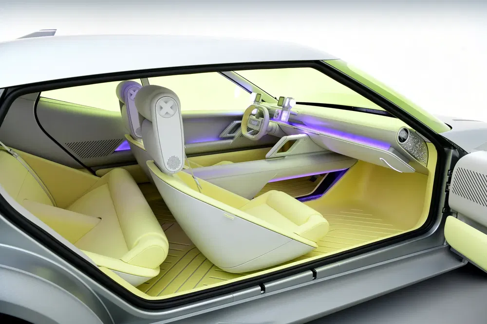 Futuristisch interieur van Renault Morphoz conceptauto met verstelbare stoelen en paarse LED-verlichting.