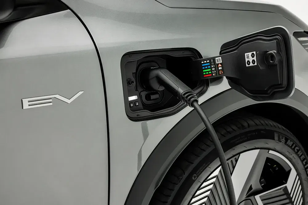 Voiture électrique Hyundai Ioniq 5 en charge avec port de connexion et pneu visibles.