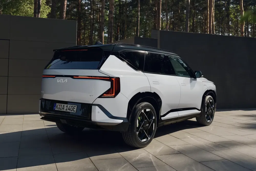 SUV Kia moderne stationné dans une allée, design futuriste distinctif.