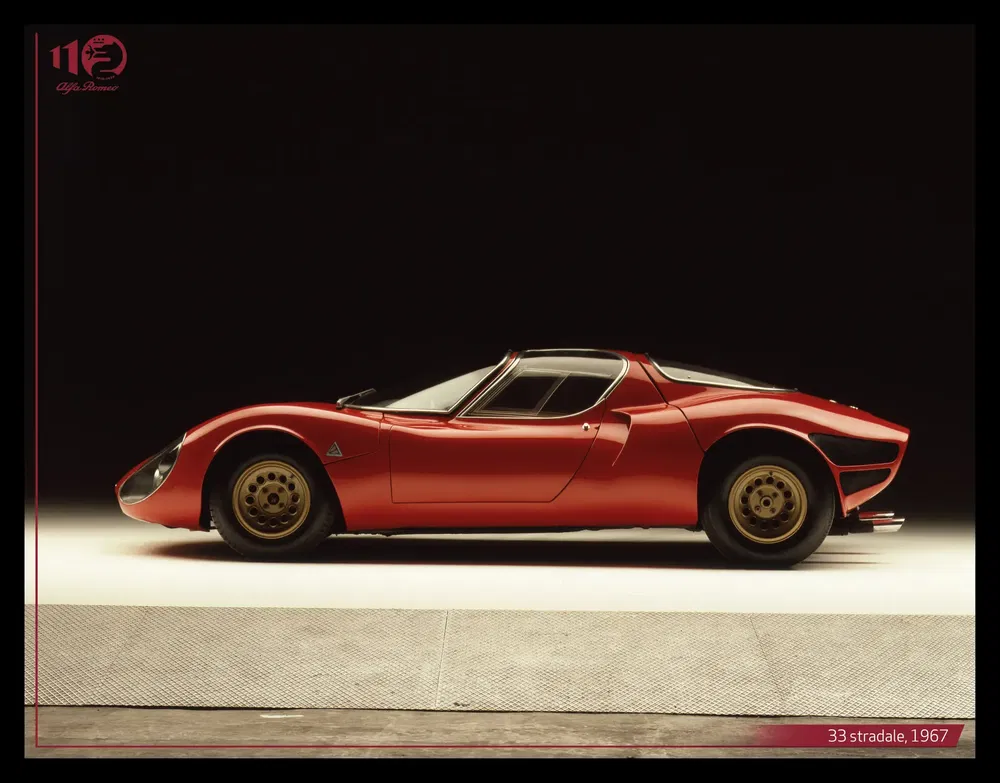 Zijaanzicht van de rode Alfa Romeo 33 Stradale 1967, iconische sportwagen.