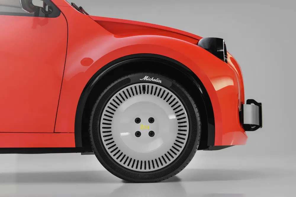 Close-up d'une roue avant de Citroën 2CV rouge avec pneu Michelin.