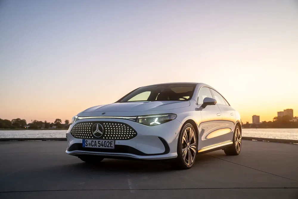 {"fr":"Mercedes EQS berline électrique au coucher du soleil près d'un lac, design futuriste.","nl":"Elektrische Mercedes EQS sedan bij zonsondergang bij een meer, futuristisch ontwerp."}