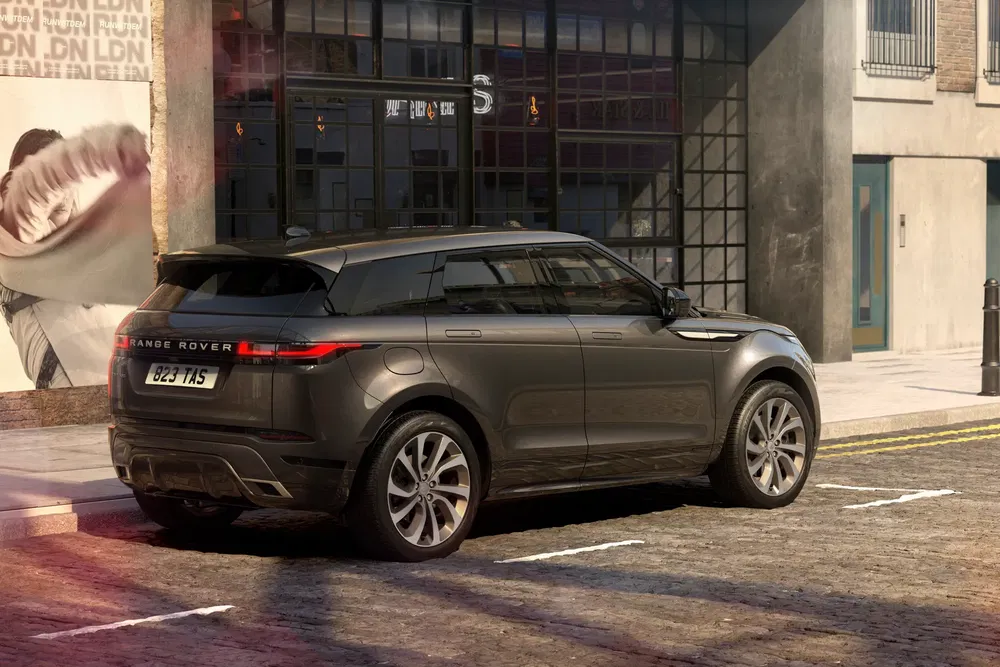 Range Rover Evoque moderne garée devant un bâtiment urbain avec vitrine en verre.