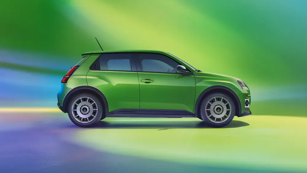Voiture compacte verte sur fond multicolore, design moderne et jantes grises attrayantes.