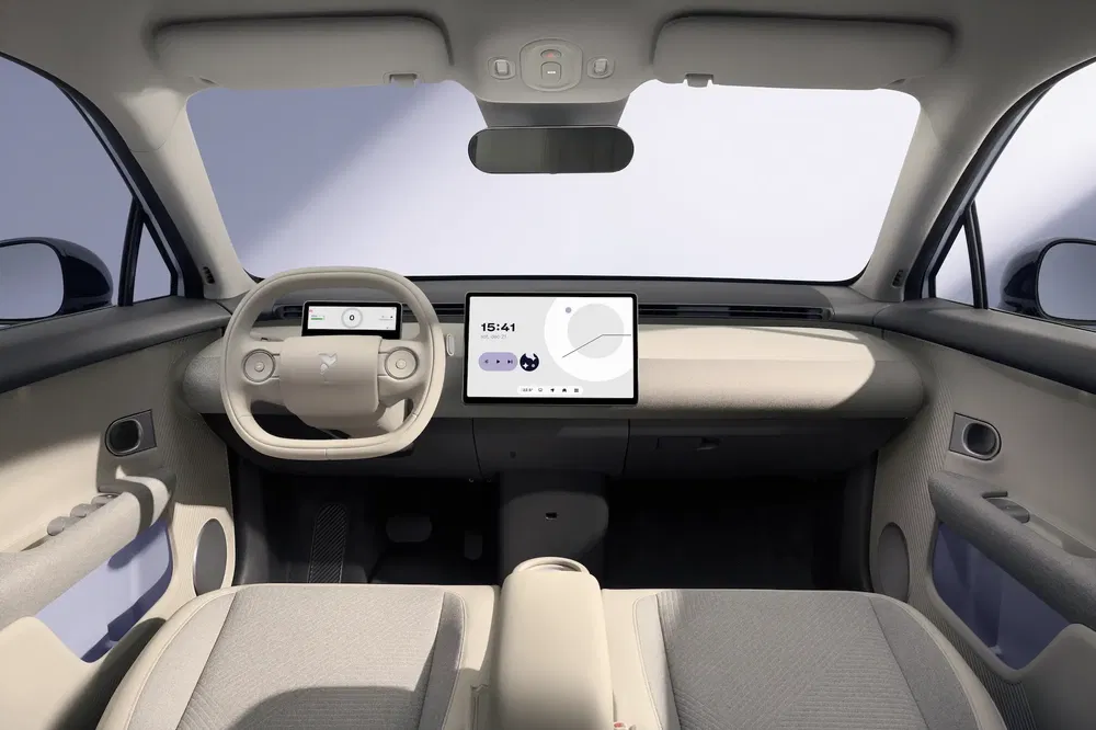 Intérieur futuriste de la Citroën e-C3 avec écran tactile central et design minimaliste.