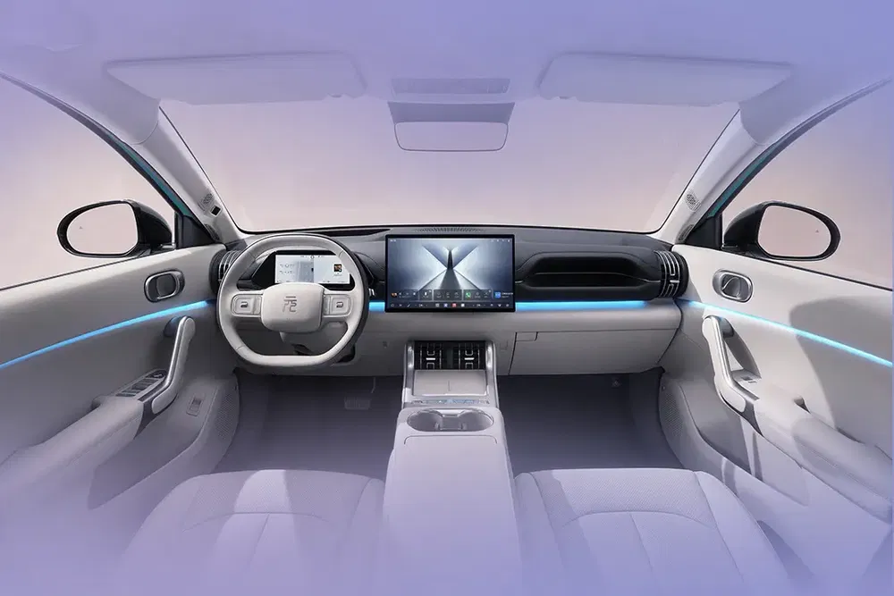 Intérieur moderne d'une voiture électrique avec un écran central et design épuré.