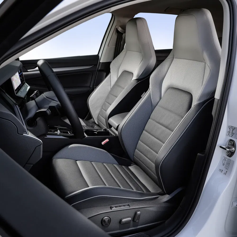 Moderne auto-interieur met stijlvolle sportstoelen en ergonomisch stuurwiel.