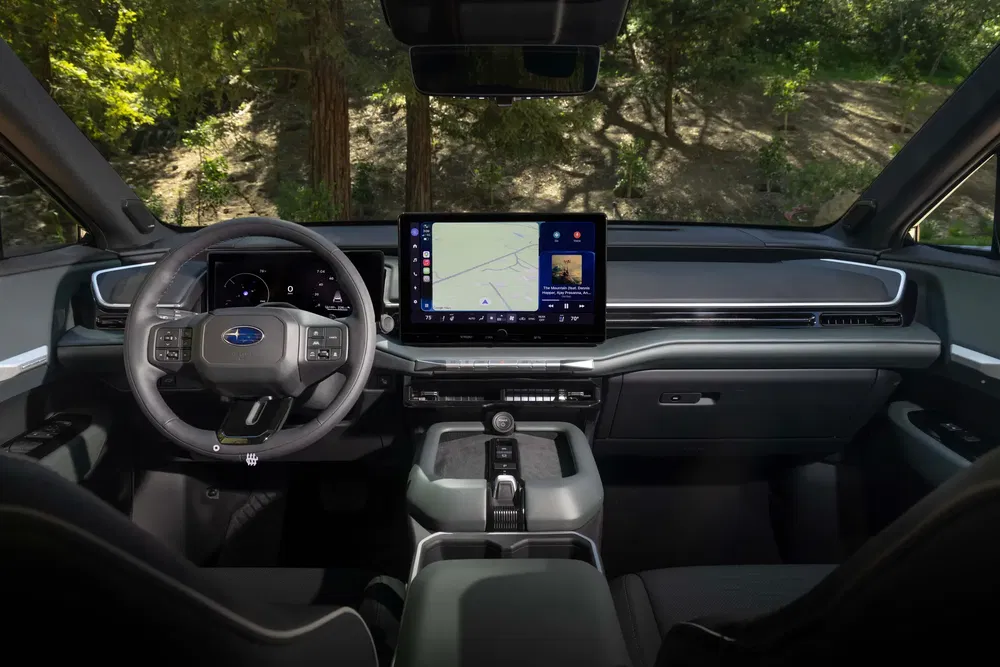 Intérieur moderne du SUV Subaru avec écran tactile central et finition élégante.