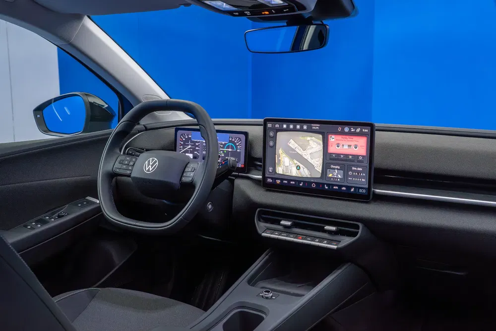 Intérieur moderne de Volkswagen avec tableau de bord numérique et écran tactile intégré.