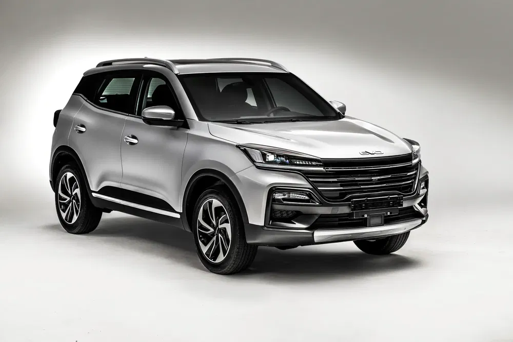 SUV Omoda argenté moderne avec phares LED et jantes en alliage élégantes.