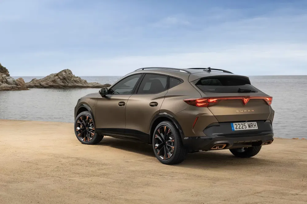 {"fr":"SUV Cupra Formentor marron sur plage, vue arrière, bord de mer.","nl":"Bruine Cupra Formentor SUV op strand, achterkant zicht, kustlijn."}