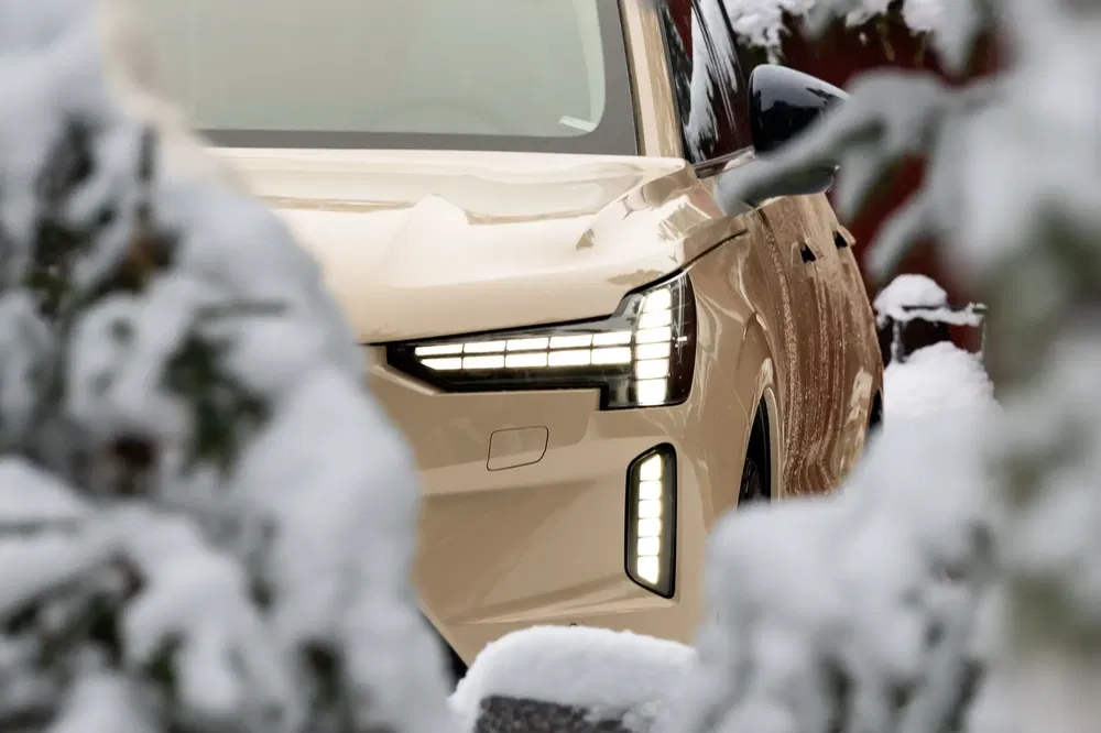 SUV Polestar beige, neige, phares LED stylés.